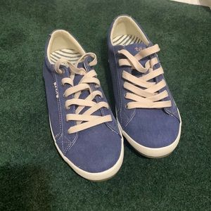 Taos footwear sneakers.